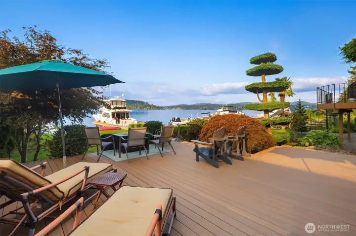 Huge 635 square foot deck!