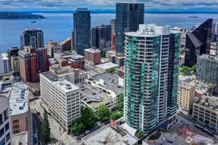 Escala 31 story steel and concrete masterpiece