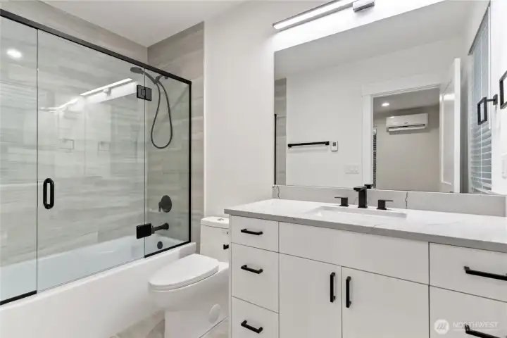 Full bath in primary bedroom