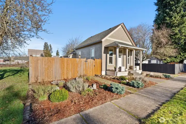 3 bed, 1 ba fenced yard