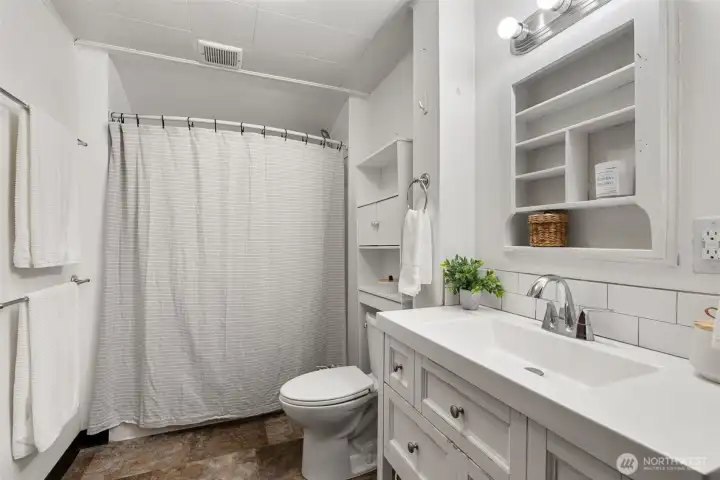 Main Bath, Tub & Shower.