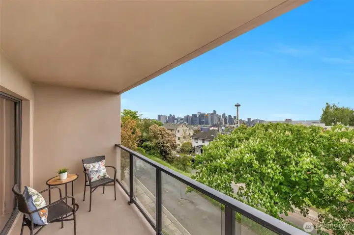 An inviting balcony made for entertaining—or simply soaking in the skyline.