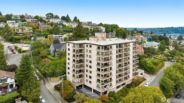 Located on the South Slope of Queen Anne, Continental House is minutes away from dining, shopping, cultural and sporting events.