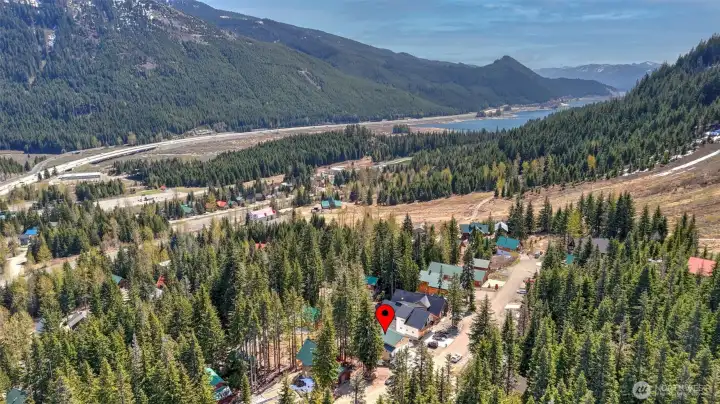Located in Summit East Hyak Estate's "Street of Dreams". Awesome ski in/ski out location and situated on a cul-de-sac.