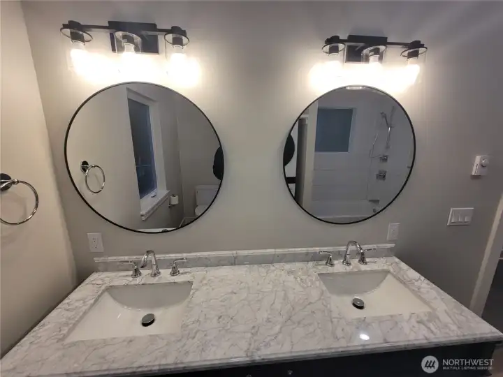 Unit A - full bath, lovely quartz counters and tastefully updated! Unit A - full bath, lovely quartz counters and tastefully updated!