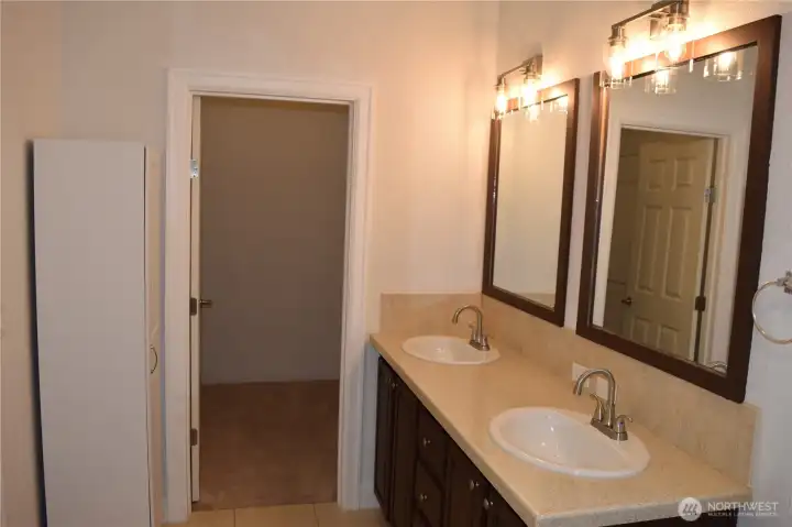 Master Bathroom has Double Vanity and Walkin Closet Master Bathroom has Double Vanity and Walkin Closet