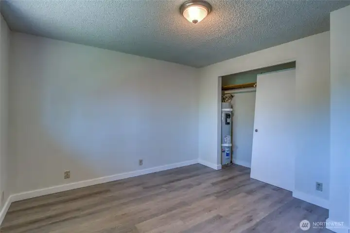 Guest bedroom with a brand new hot water heater! Guest bedroom with a brand new hot water heater!