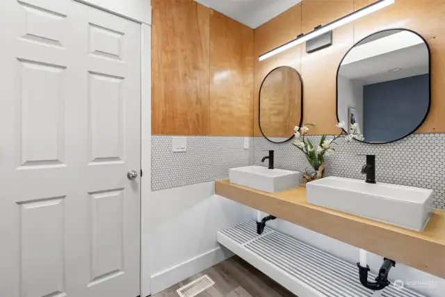 Updated 5-piece  primary bathroom
