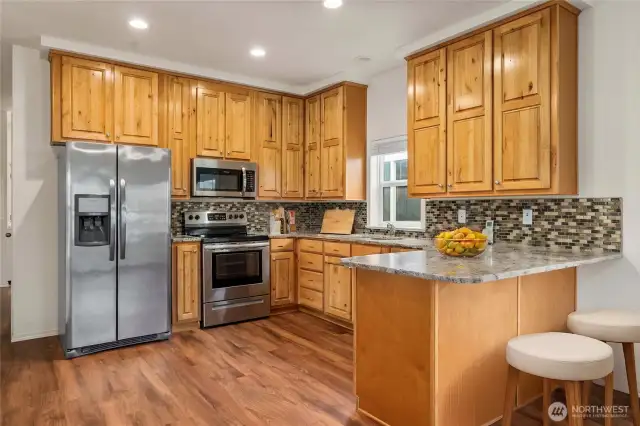 Kitchen: Modern kitchen with stainless steel appliances, granite countertops, and ample cabinetry.