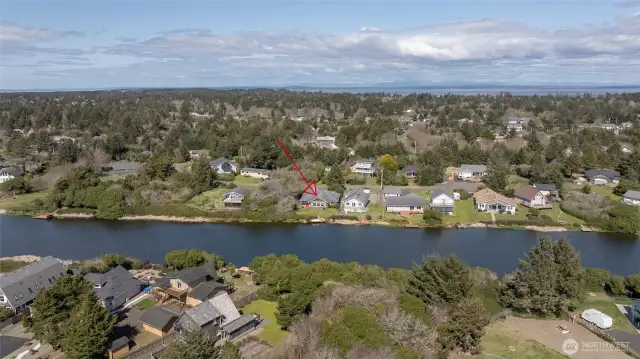 This home is located in a beautiful location in the center of the peninsula - close to the bay on the east side, and close to the ocean on the west side!
