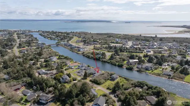 The very popular Oyhut Bay Seaside Village is also just minutes away, with dining, shopping and entertainment!