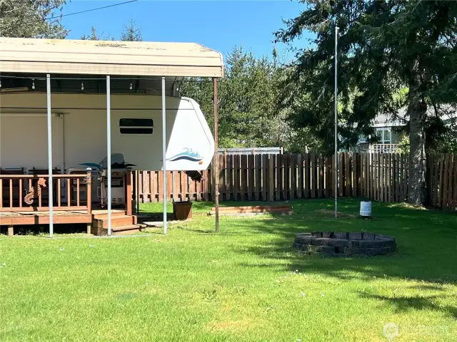 Firepit and large yard.