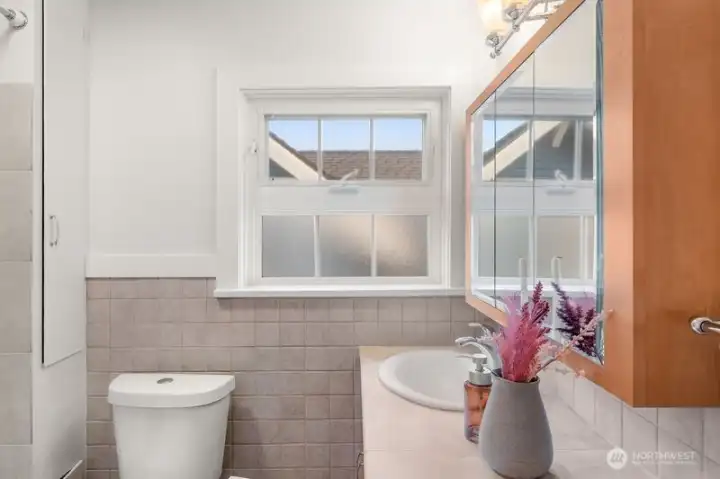 Upstairs full bath.