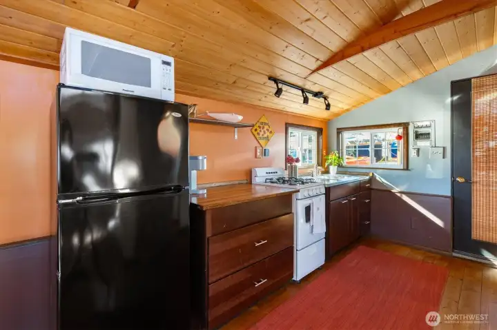 Find all you’ll need for feasts and snack fancies in the houseboat’s kitchen.