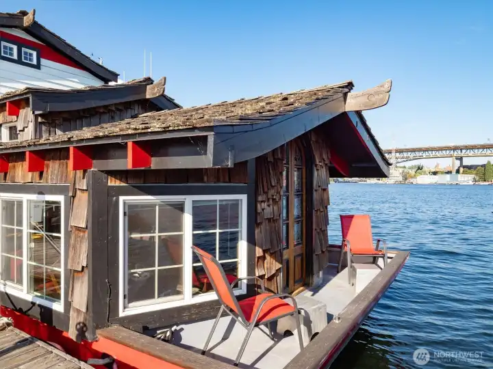 The back deck offers room for two to bask in all the glory of Lake Union and the wide PNW skies.