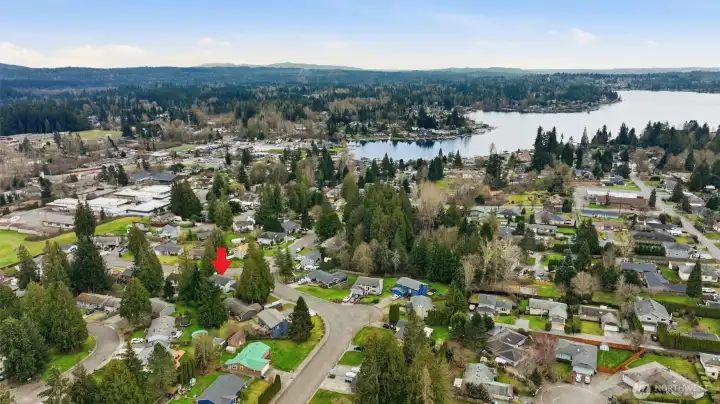 Walking distance to the lake, North Cove Park, boat launch, downtown shops & restaurants and Centennial Trail!