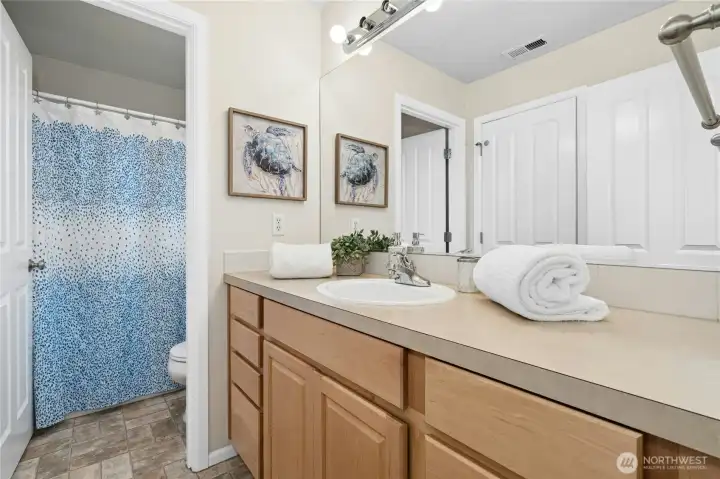 Jack & Jill bath linking 2nd & 3rd BR's