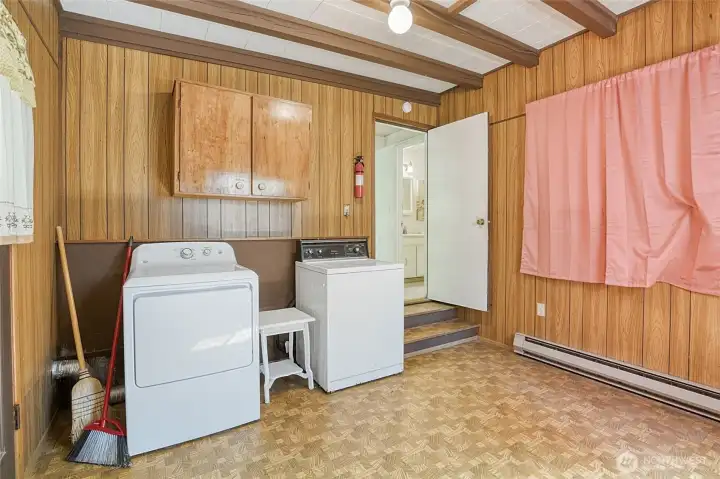 Downstairs Bonus Room/Full Laundry