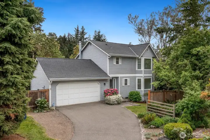 Nestled in Kirkland's resort-like Juanita Neighborhood just north of downtown, this northwest contemporary two-story home has recently been thoroughly remodeled.  On a 9,000 plus square foot lot with a two-car garage plus a generous driveway for off street parking, this home offers a refreshing alternative to the constraints of cottage-style developments for similar size homes in this price range.