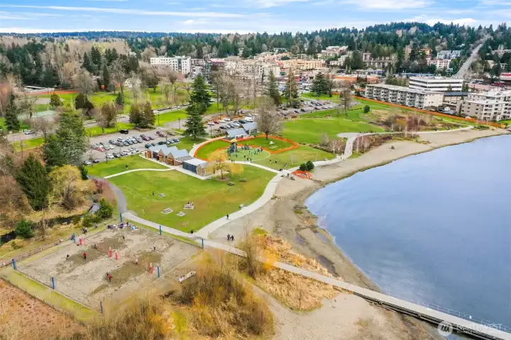 A prime location for community activities like fun runs and farmers markets, Juanita Beach Park offers beach volleyball courts, paddle board and kayak rentals, a playground, a pavilion, a snack shack, a promenade enclosing the swim area, and an off-leash dog area.