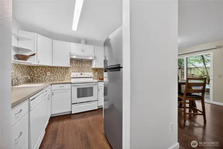 Kitchen and dinig area.