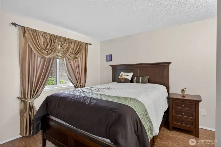 Large primary bedroom.