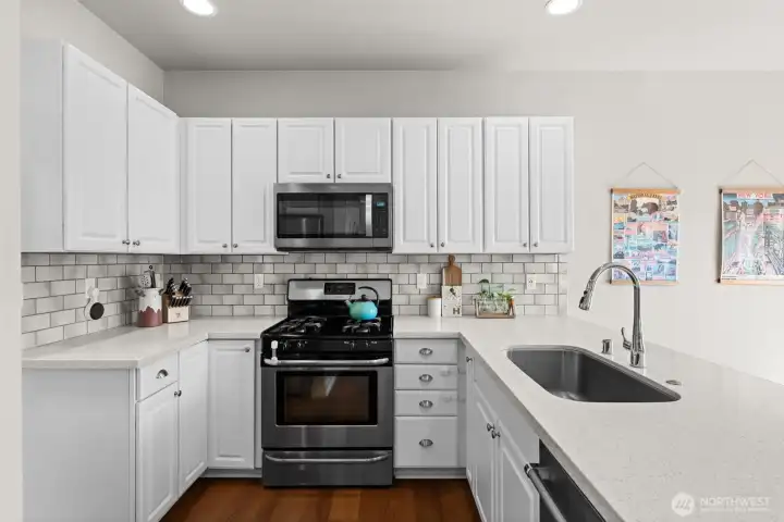 Modern kitchen with great upgrades Modern kitchen with great upgrades
