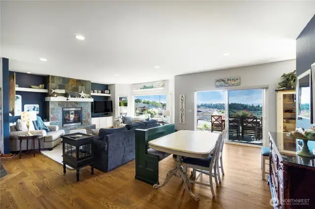 Open-Concept Layout – Seamlessly connects the living, dining, and kitchen areas.
