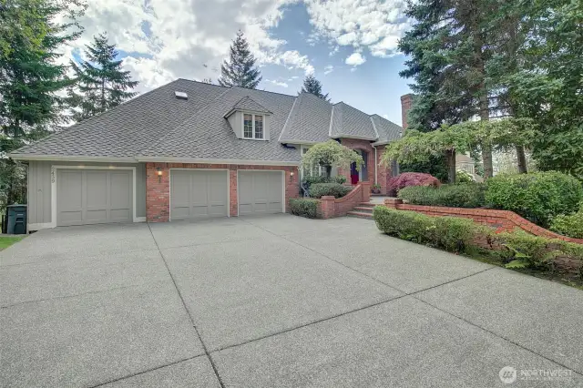 Grand level entry home great for entertaining and relaxing