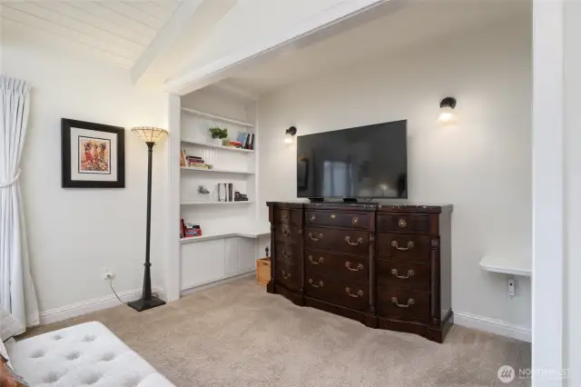 extra space in the primary bedroom for tv or reading or storage