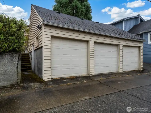 Rare 3 car garage in Tacoma!