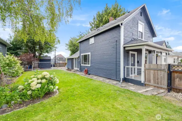 Huge fully fenced yard