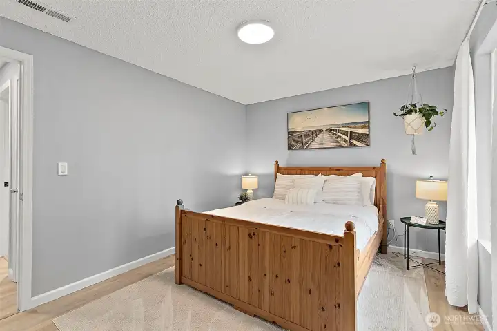 Secondary bedroom.