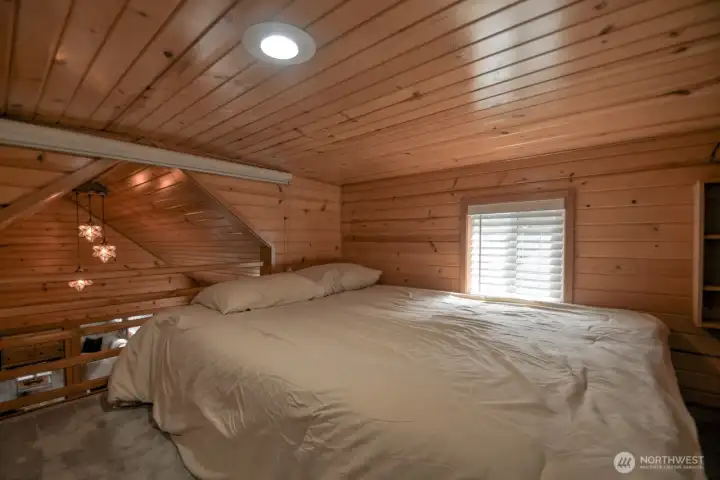 UPSTAIRS LOFT BED