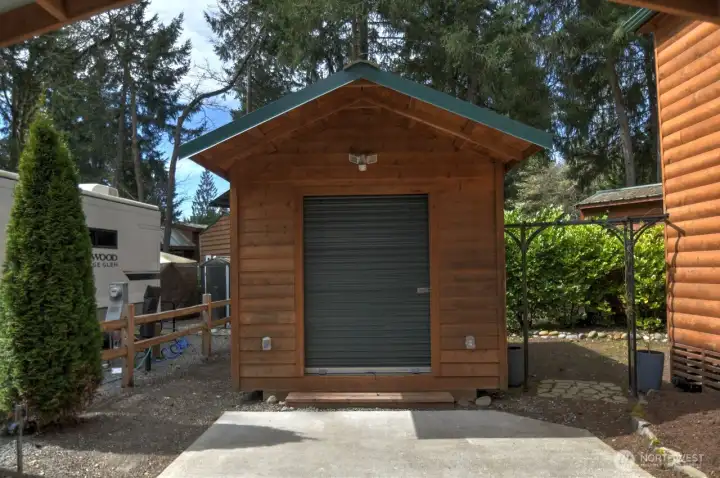 SHED WITH WASHER/DRYER
