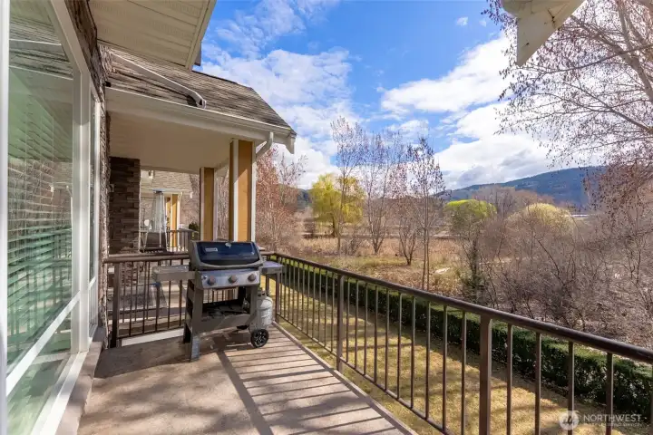 Large Main Floor Deck