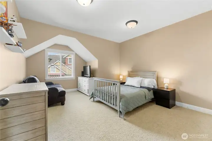 Large mainfloor bedroom