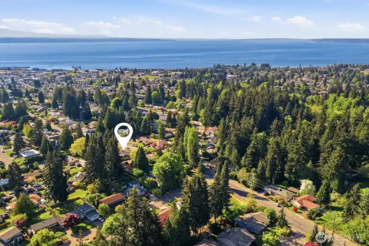 5 minutes to Downtown Edmonds & Waterfront