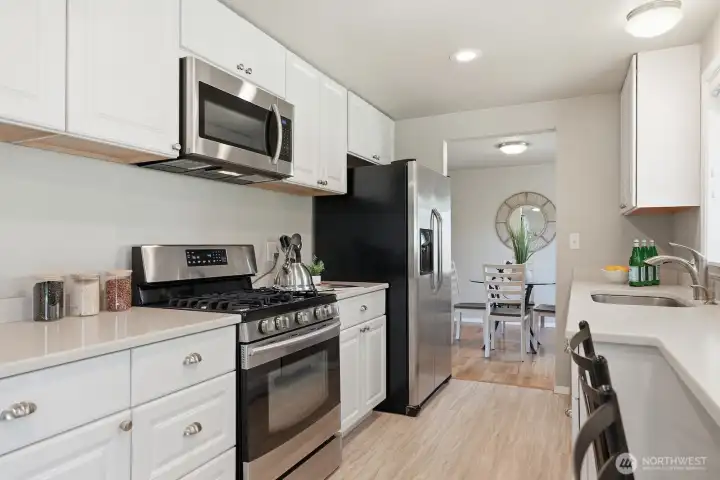 Gas range & stainless appliances