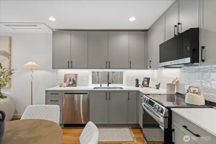 Photo of model unit, 4118. Finishes may vary, buyer to verify.