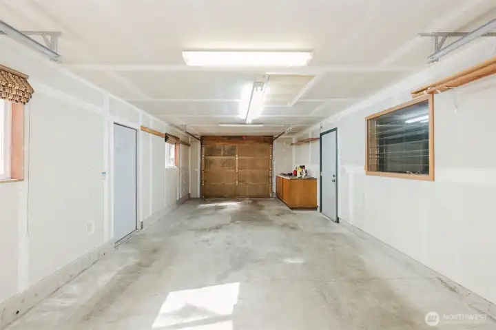 Extra 3rd custom build garage with pass through back garage door -can fit 2 cars or boat on a trailer plus your truck.