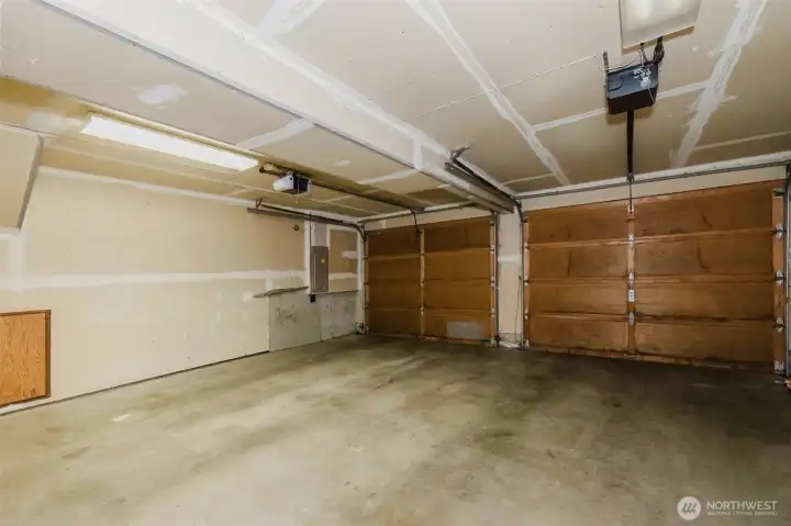 Large dbl garage bay perfect for your toys