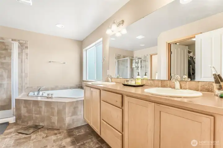 Primary en suite with double sinks, walk-in shower and soaking tub. Primary en suite with double sinks, walk-in shower and soaking tub.