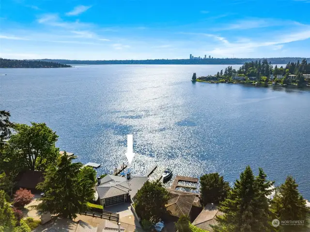 Embrace the allure of a dreamy waterfront property—live your best lake life!