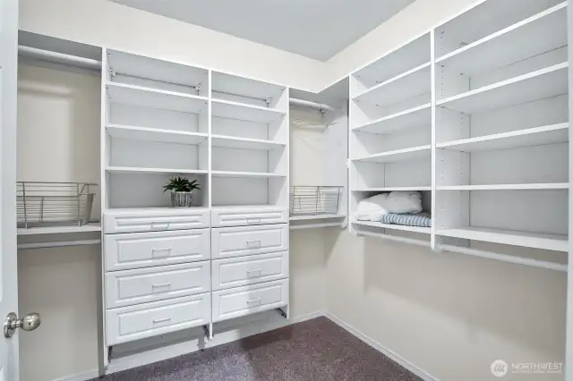Spacious walk in closet w/organizers