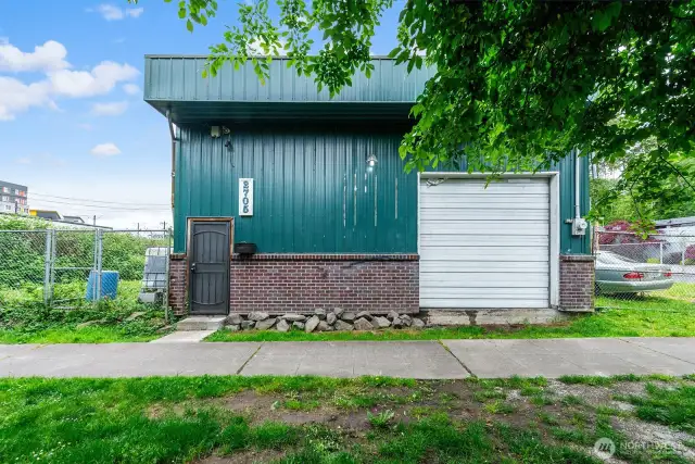 2705 S Winthrop