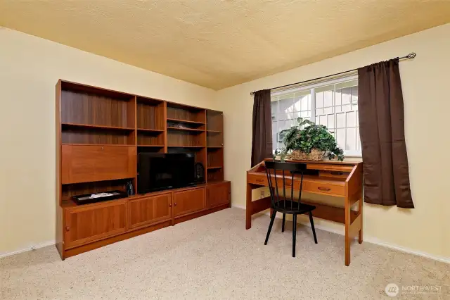 Yes, this is part of the primary bedroom. Office? Sitting room?