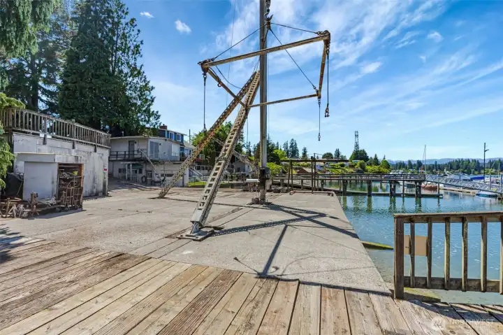 The crane is still functioning. Lift capacity approximately up to 20 tons. Buyer to verify.