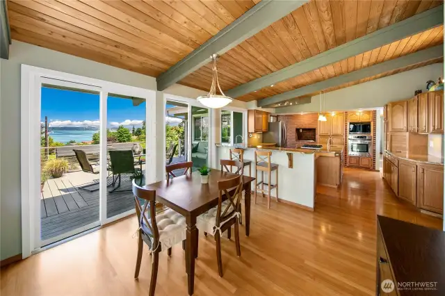 Casual dining room