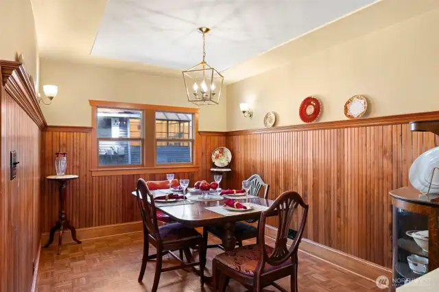 Classic dining room - perfect for gatherings!